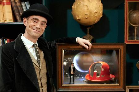 Pan Tau (Matt Edwards), der stumme und elegante Titelheld mit Anzug und Melone ist immer für ein fantastisches Abenteuer gut Pan Tau (Matt Edwards), der stumme und elegante Titelheld mit Anzug und Melone ist immer für ein fantastisches Abenteuer gut
