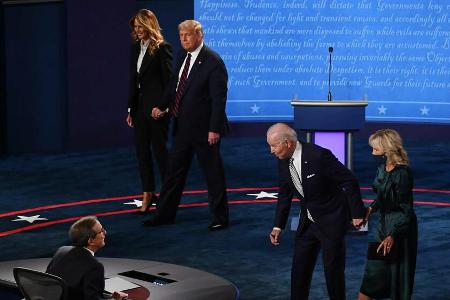 Die Kontrahenten verlassen die Wahlkampf-Arena: Präsident Donald Trump mit Ehefrau Melania Trump (l.) und Herausforderer Joe...