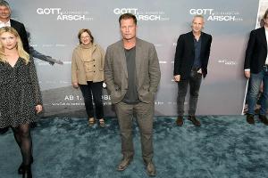 Til Schweiger (Mitte) bei der Premiere seines neuen Films "Gott, du kannst ein Arsch sein!"