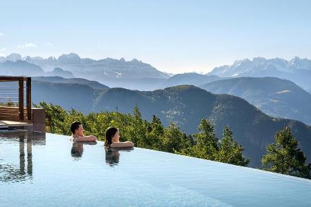 Schwimmen mit Mindestabstand, der in Italien nur einen Meter beträgt: Im Hotel Belvedere in Jenesien genießen Urlauber den B...