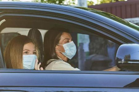 Königin Letizia und Prinzessin Sofía im Auto auf dem Weg zur Schule. Königin Letizia und Prinzessin Sofía im Auto auf dem Weg zur Schule.