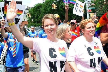 Cynthia Nixon (l.) bei der Gay Pride Parade in New York City