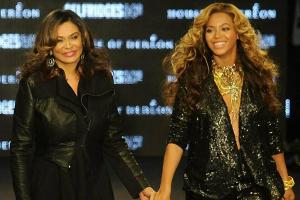 Tina Knowles-Lawson (li.) zusammen mit Tochter Beyoncé.