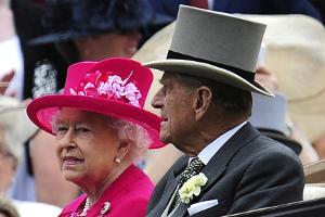 Queen Elizabeth II. und Prinz Philip verlassen Schottland