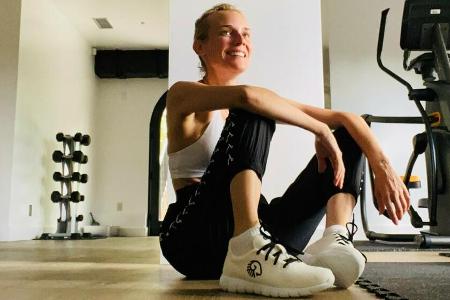 Schauspielerin Diane Kruger kombiniert die beiden Sneaker-Trends weiß und nachhaltig.