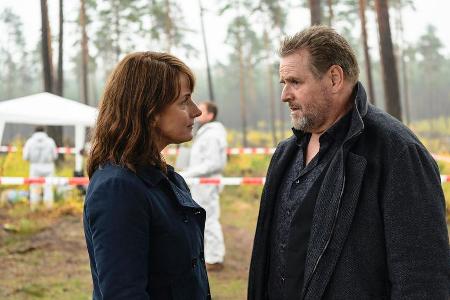 Lemp (Felix Vörtler) erscheint geschockt am Tatort und erfährt von Brasch (Claudia Michelsen) vom Mord. Lemp (Felix Vörtler) erscheint geschockt am Tatort und erfährt von Brasch (Claudia Michelsen) vom Mord.