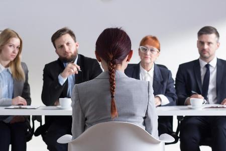 Spätestens, wenn es um die eigenen Gehaltsvorstellungen geht, kann sich ein sicher geglaubter Job schnell in Luft auflösen.