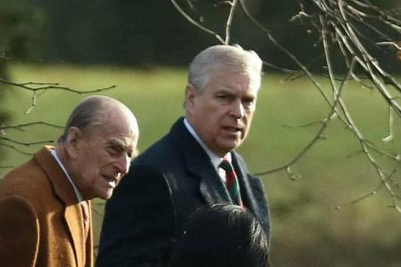 Prinz Philip (l.) mit Prinz Andrew auf dem Weg zum Gottesdienst in Sandringham. Prinz Philip (l.) mit Prinz Andrew auf dem Weg zum Gottesdienst in Sandringham.