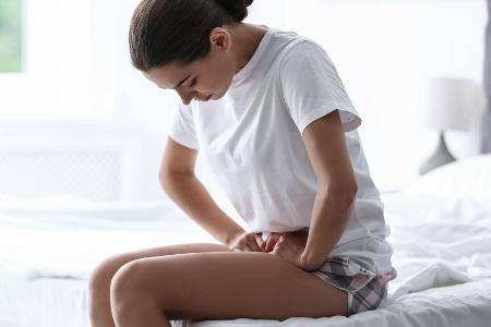 Endometriose kann starke Blutungen und Schmerzen während der Periode verursachen. Endometriose kann starke Blutungen und Schmerzen während der Periode verursachen.