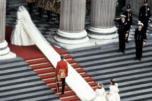 Emma Corrin: So war es, Prinzessin Dianas Hochzeitskleid zu tragen