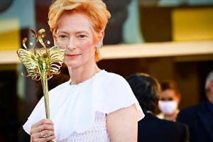 Filmfestival Venedig: Tilda Swintons goldene Maske wird zum Blickfang