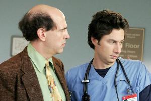 Sam Lloyd (links) hat jahrelang an der Seite von Zach Braff in "Scrubs" gespielt.