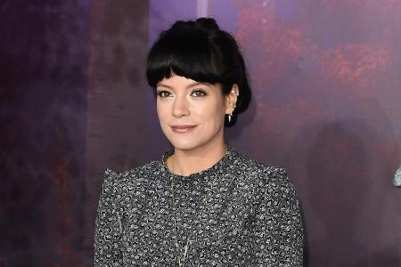 Sängerin Lily Allen gibt ihren Followern Rätsel auf.