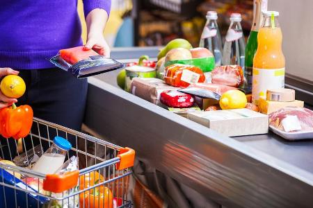 An Supermarktkassen könnte es vor und zwischen den Feiertagen zu langen Schlangen kommen.