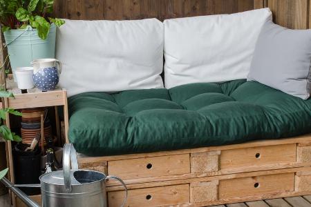 Eine Europalette lässt sich mit Kissen optimal als Sitzgelegenheit nutzen. Eine Europalette lässt sich mit Kissen optimal als Sitzgelegenheit nutzen.