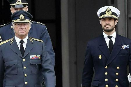 König Carl Gustaf und Prinz Carl Philip bei einem öffentlichen Auftritt König Carl Gustaf und Prinz Carl Philip bei einem öffentlichen Auftritt