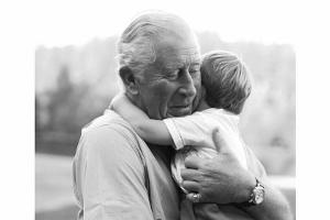 Umarmung vom Opa: Prinz Charles gratuliert Prinz Louis