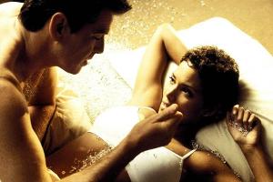 Pierce Brosnan rettete Halle Berry das Leben