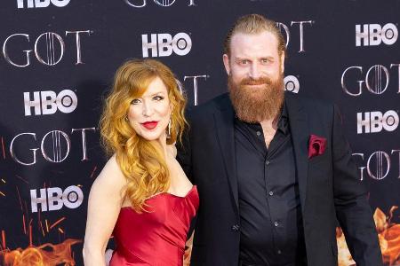 Das Ehepaar Kristofer und Gry Molvaer Hivju vor ziemlich genau einem Jahr bei der Premiere der letzten Staffel der Serie Das Ehepaar Kristofer und Gry Molvaer Hivju vor ziemlich genau einem Jahr bei der Premiere der letzten Staffel der Serie