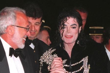 Michael Jackson hatte scheinbar ein Auge auf Schauspielerin Halle Berry geworfen Michael Jackson hatte scheinbar ein Auge auf Schauspielerin Halle Berry geworfen