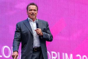 Arnold Schwarzenegger verkauft "We'll be back"-Corona-Masken