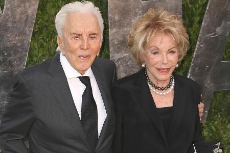 Kirk Douglas und Anne Buydens bei einem gemeinsamen Auftritt in Hollywood. Kirk Douglas und Anne Buydens bei einem gemeinsamen Auftritt in Hollywood.