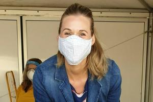 Schauspielerin Andrea Gerhard hilft bei Hamburger Tafel aus