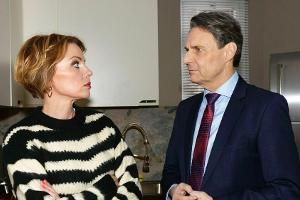"GZSZ": Gerner glaubt seinen Ohren nicht zu trauen, als Yvonne ihn mit ihrer Annahme konfrontiert, dass er pleite sei.