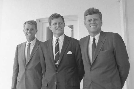 John F. Kennedy (r.) mit seinen Brüdern Ted und Robert. (Aufnahmedatum unbekannt)