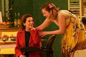 "Lang lebe die Königin": Rose Just (Hannelore Elsner) muss spontan in einer Werbesendung ihrer Tochter Nina (Marlene Morreis...
