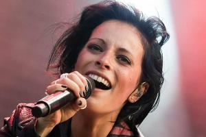 Silbermond: Stefanie Kloß singt Corona-Song im Kleiderschrank ein