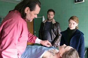"Die Toten am Meer": Ria Larsen (Karoline Schuch) und Mattern (Ronald Kukulies) sind gespannt auf die Obduktionsergebnisse v...