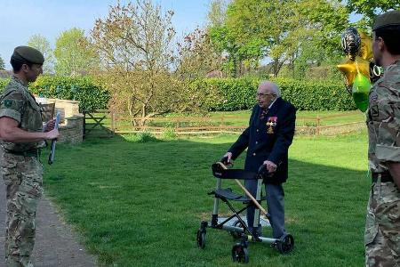 Tom Moore bei seinem Spendenlauf für den NHS, der ihm einen Guinness-Weltrekord bescherte Tom Moore bei seinem Spendenlauf für den NHS, der ihm einen Guinness-Weltrekord bescherte