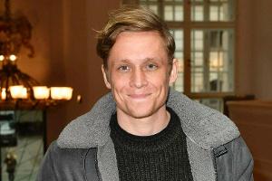 Matthias Schweighöfer hat endlich wieder Zeit zum Bogenschießen