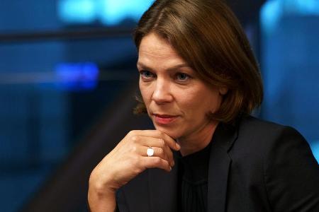 Jessica Schwarz spielt auch in Staffel zwei wieder Prof. Dr. Tanja Lorenz. Jessica Schwarz spielt auch in Staffel zwei wieder Prof. Dr. Tanja Lorenz.