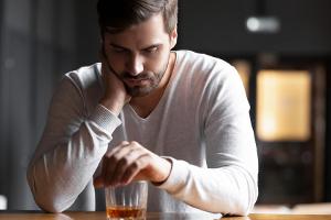 Daran erkennen Sie, dass ein Alkoholproblem droht