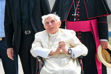 Benedikt XVI. Ende Juni vor seinem Abflug nach Rom am Münchener Flughafen.