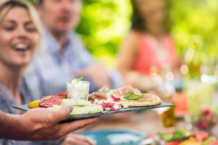 An heißen Tagen sollte man viel Obst und Gemüse mit hohem Wassergehalt zu sich nehmen. An heißen Tagen sollte man viel Obst und Gemüse mit hohem Wassergehalt zu sich nehmen.