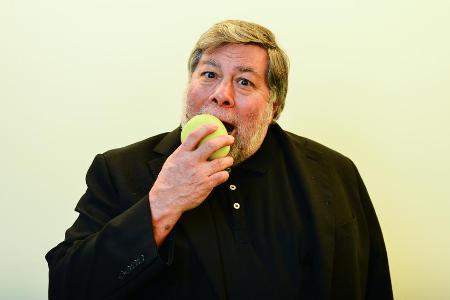 Apple-Mitgründer Steve Wozniak mit einem symbolischen Apfel