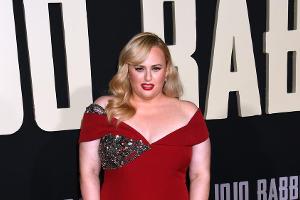 Rebel Wilson präsentiert im gelben Sommerkleid ihren erschlankten Body
