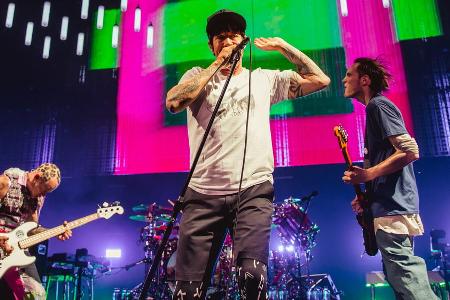 Die Red Hot Chili Peppers um Sänger Anthony Kiedis bei einem Auftritt in Michigan.