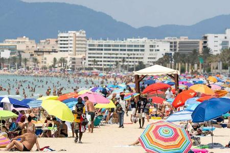 Der Strand an der Playa de Palma auf Mallorca ist trotz der Corona-Pandemie gut besucht.