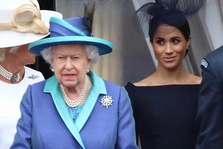 Herzogin Meghan (r.) an der Seite der Queen im Jahr 2018.