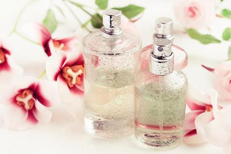 Bodysprays mit Rosenöl verleihen Trägerinnen einen blumigen Duft. Bodysprays mit Rosenöl verleihen Trägerinnen einen blumigen Duft.