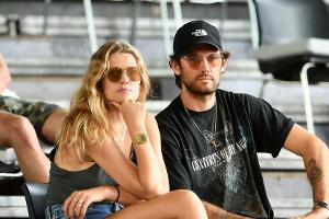 Toni Garrn und Alex Pettyfer: Bussibild aus dem Frankreich-Urlaub