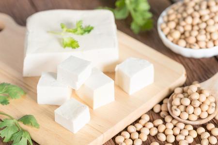Tofu wird aus weißen Sojabohnen hergestellt. [Symbolbild]
