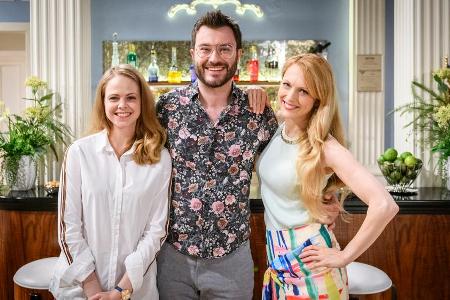Sebastian Klussmann, hier mit Jennifer Siemann (l.) und Natalie Alison (r.), spielt in Sebastian Klussmann, hier mit Jennifer Siemann (l.) und Natalie Alison (r.), spielt in