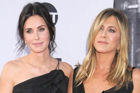 Courteney Cox (l.) und Jennifer Aniston sind seit ihrer Zeit bei Courteney Cox (l.) und Jennifer Aniston sind seit ihrer Zeit bei