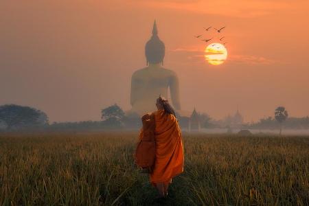 Wer den buddhistischen Tempel Wat Muang in Thailand besichtigen möchte, muss sich in Geduld üben. Wer den buddhistischen Tempel Wat Muang in Thailand besichtigen möchte, muss sich in Geduld üben.