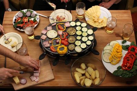Raclette gehört am Silvesterabend bei vielen dazu.